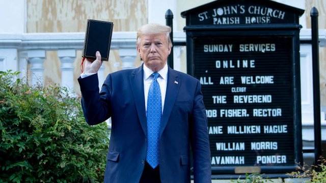 Trump con una biblia en la mano