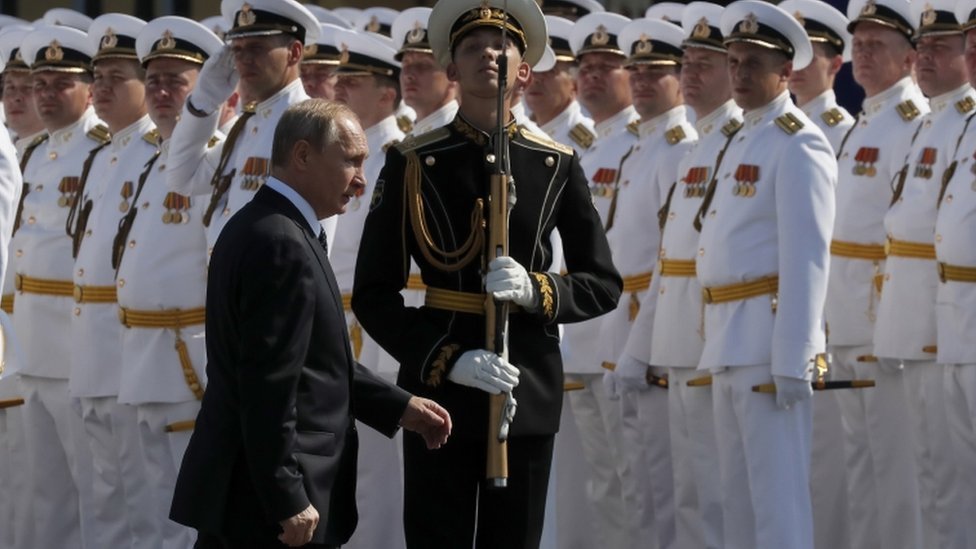 بوتين أثناء حضوره يوم القوات البحرية الشهر الماضي في سانت بطرسبورغ