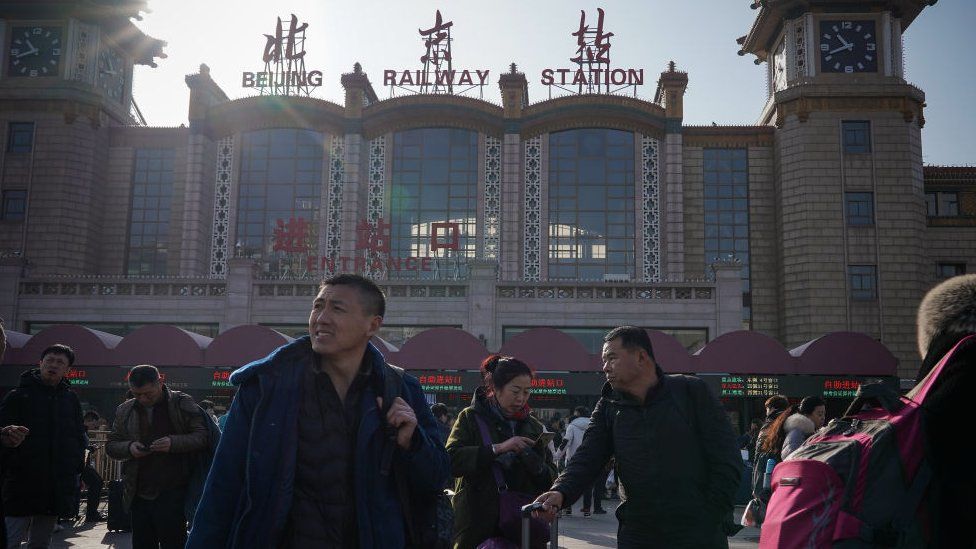 Trabajadores saliendo de una fábrica en China