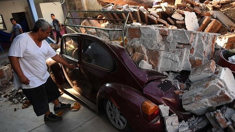 Todos los terremotos generan generan movimientos verticales y horizontales, explican especialistas. Un hombre observa su auto destrozado por el terremoto en la localidad mexicana de Juchitan de Zaragoza.