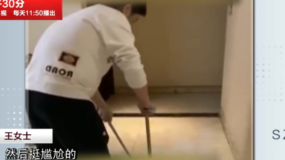 Imagem de vídeo mostra homem de costas varrendo