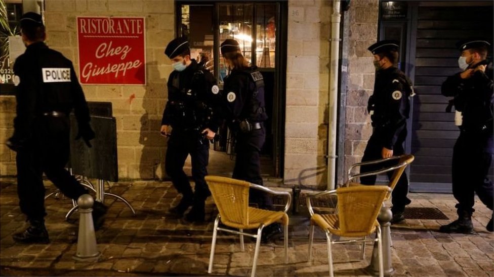 法國警察巡視餐館