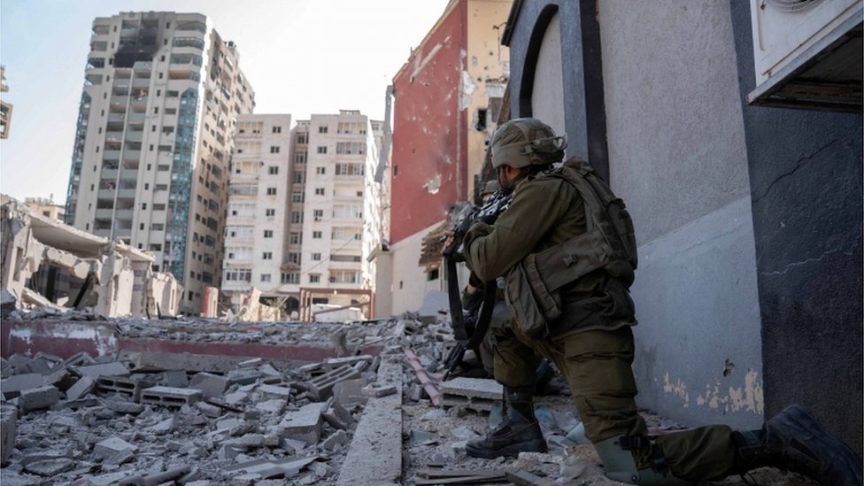 Pasukan Israel telah mengepung Kota Gaza, kata militer Israel.