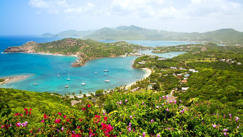 El lugar de los hechos: Puerto Inglés en la hermosa isla caribeña de Antigua. Antigua