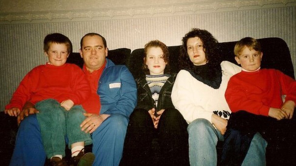 Лаура (в центре) с приемной семьей