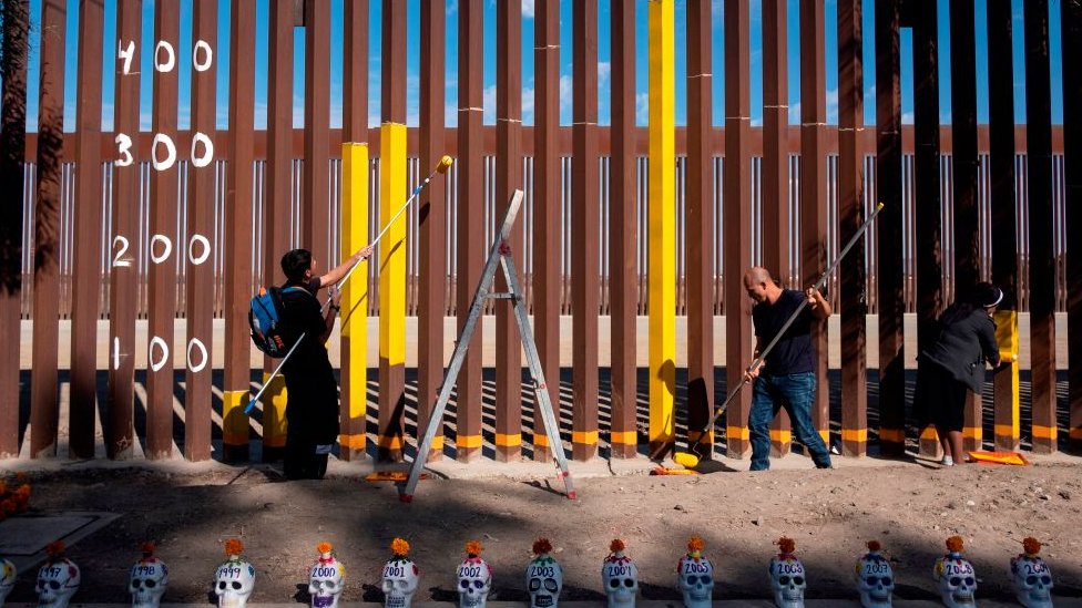 En Tijuana un grupo pinta el gráfico de las estadísticas de migrantes muertos en la frontera con Estados Unidos