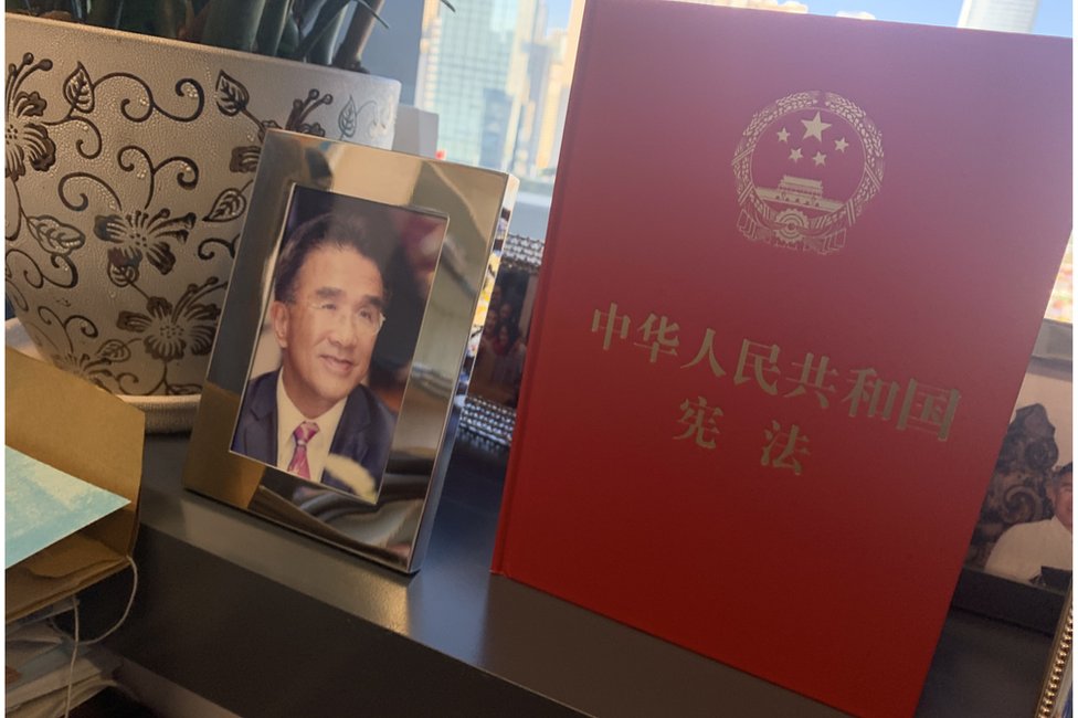 田北辰辦公桌旁的當眼處，擺放了一本《中國憲法》。