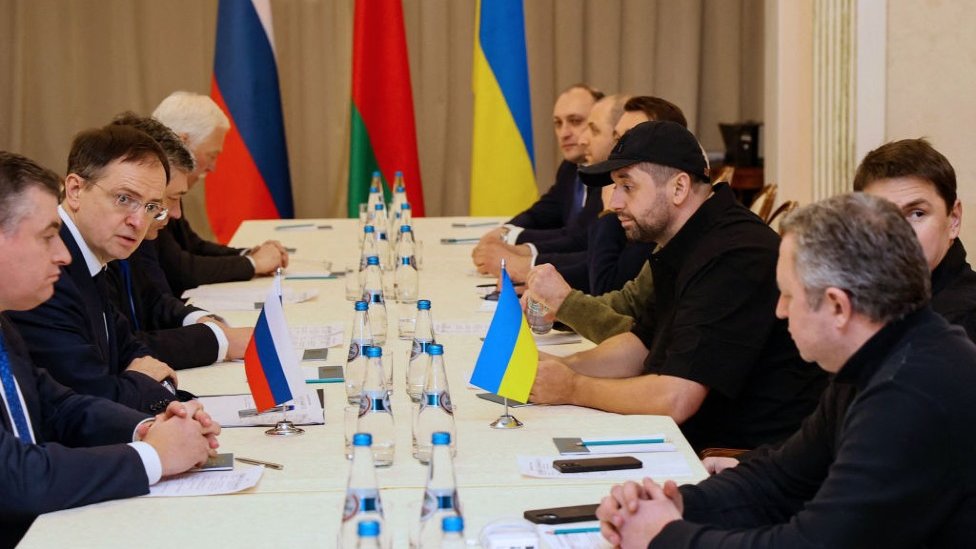 Representantes rusos y ucranianos en la mesa de negociación.