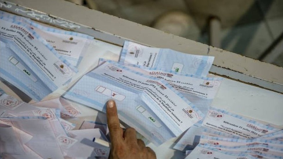 كيف ترون نسبة المشاركة في استفتاء تونس؟ 3 الاستفتاء على الدستور