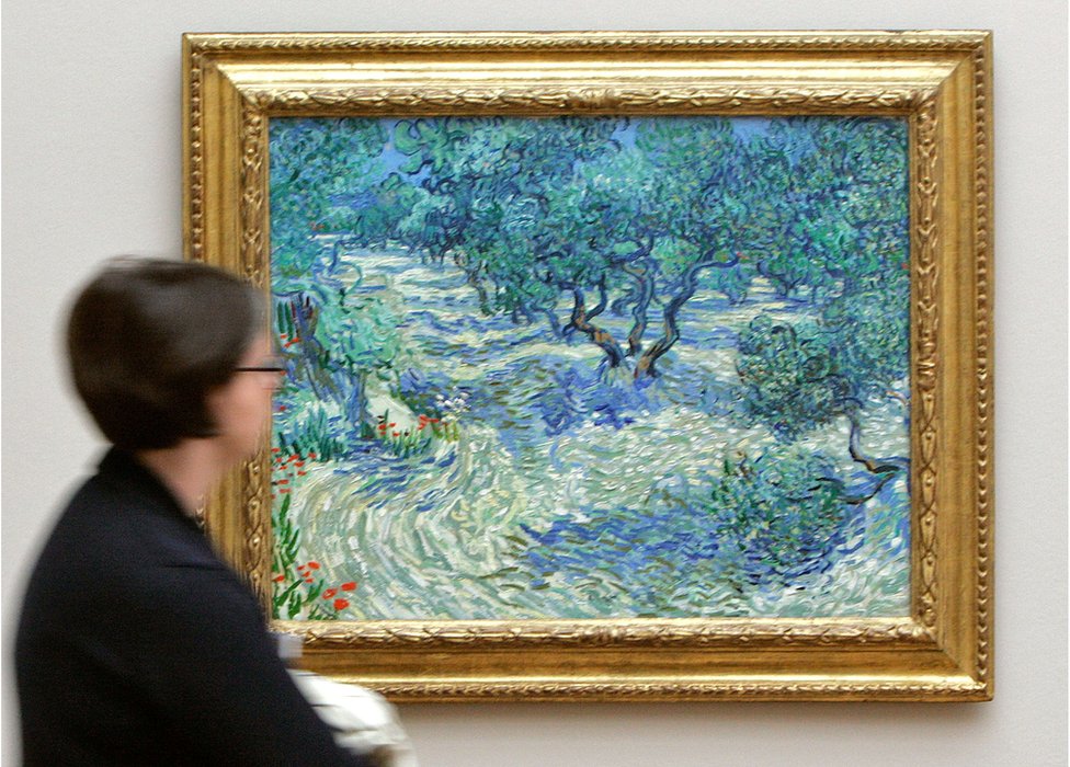 En cuadro en el que encontraron el saltamontes muerto pertenece a una serie con el mismo nombre, Olive Trees, a la que pertenecen al menos 18 lienzos. Mujer mira uno de los cuadros de la serie Olive Trees de Vincent van Gogh del Kunstmuseum de Basilea, en Suiza.