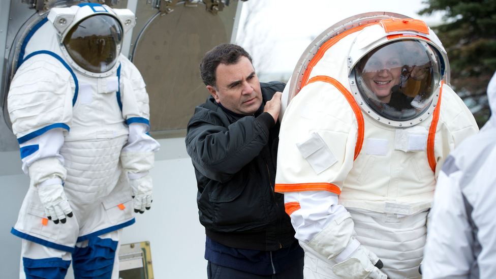 Pablo de León asiste a una astronauta.