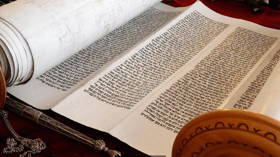 El erudito dictaminó que Shepira había tomado el borde inferior de un rollo de la Torá para escribir una versión falsificada del Deuteronomio. un rollo de la Torá