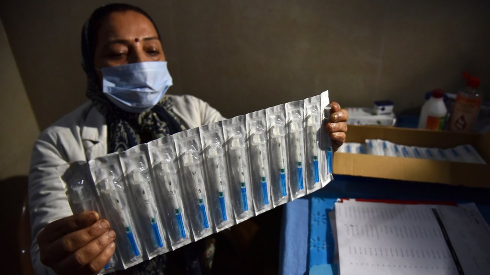 Медицинский работник из Джамму держит шприцы с имитацией вакцины Covid (2 января)