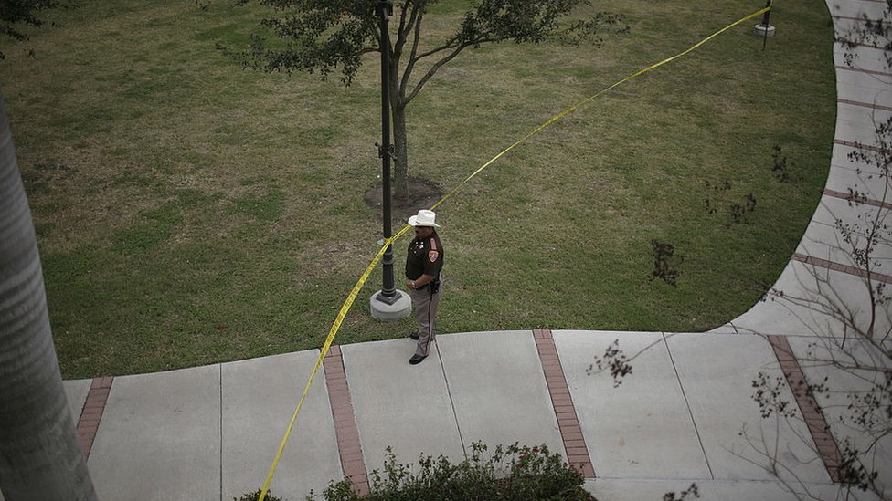 Заместитель шерифа Техаса охраняет кампус университета во время политического мероприятия в 2007 году