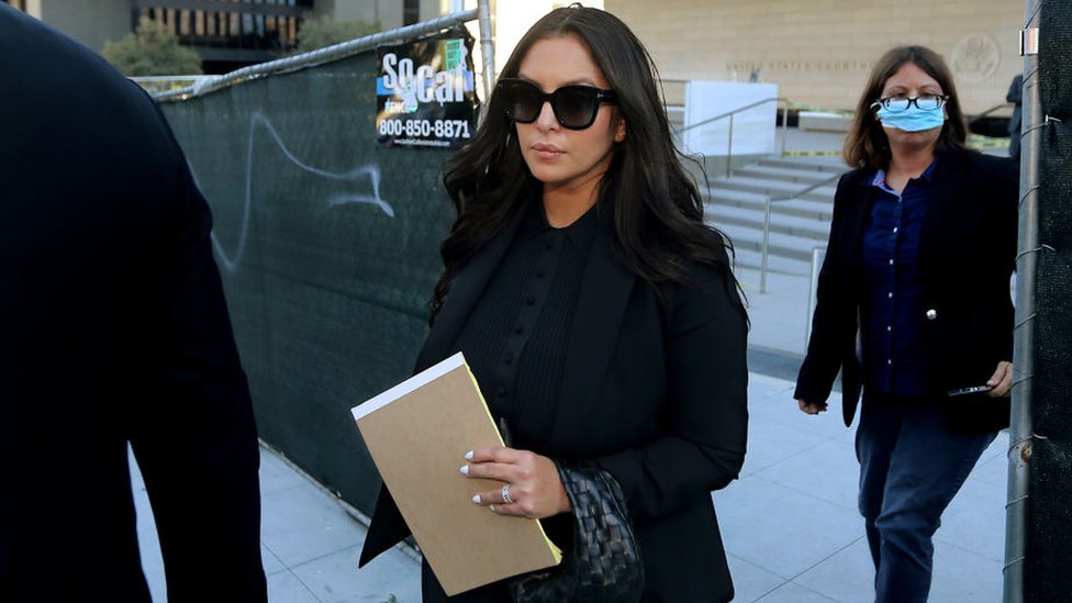Vanessa Bryant sale del Tribunal del Distrito Central de California, en Los Ángeles, el 10 de agosto de 2022.