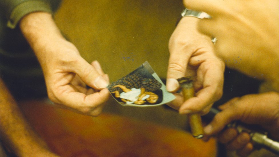 Las manos de Fidel Castro sostienen un puro y una foto de la esposa y la hija de Alpert en 1979. (Foto: Jon Alpert / Keiko Tsuno) Las manos de Fidel Castro sostienen un puro y una foto de la esposa y la hija de Alpert en 1979. (Foto: Jon Alpert / Keiko Tsuno)