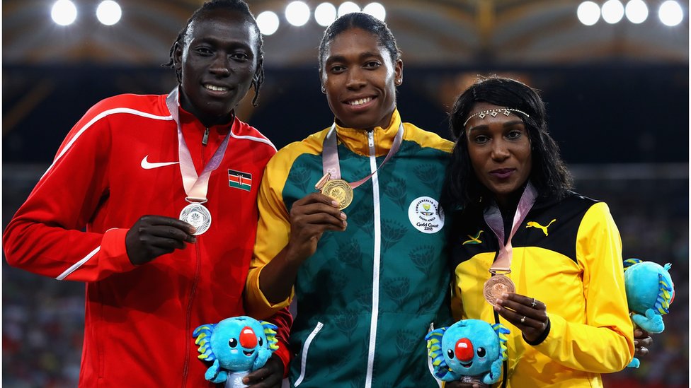 Caster Semenya con su medalla de oro, junto a dos atletas, inclu'ida Margaret Wambui