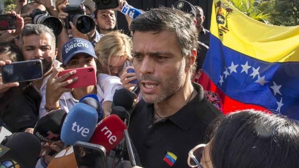 Оппозиционер Леопольдо Лопес разговаривает с журналистами у ворот посольства Испании в Каракасе, Венесуэла.Фото: 2 мая 2019 г.