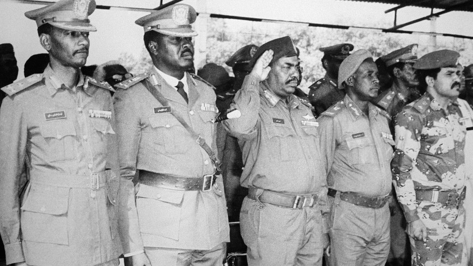 Devlet Başkan Ömer El Beşir (ortada) 1989'daki darbeyle iktidara gelmişti.