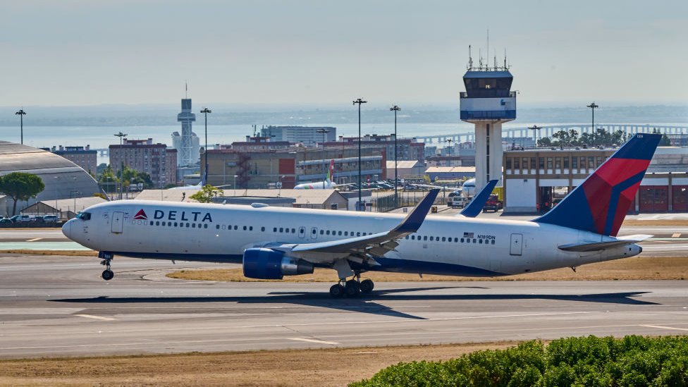 Boeing 767, de Delta Air Lines, despegando de Lisboa, Portugal