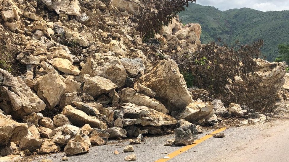 pedras que desabaram sobre estrada no Haiti