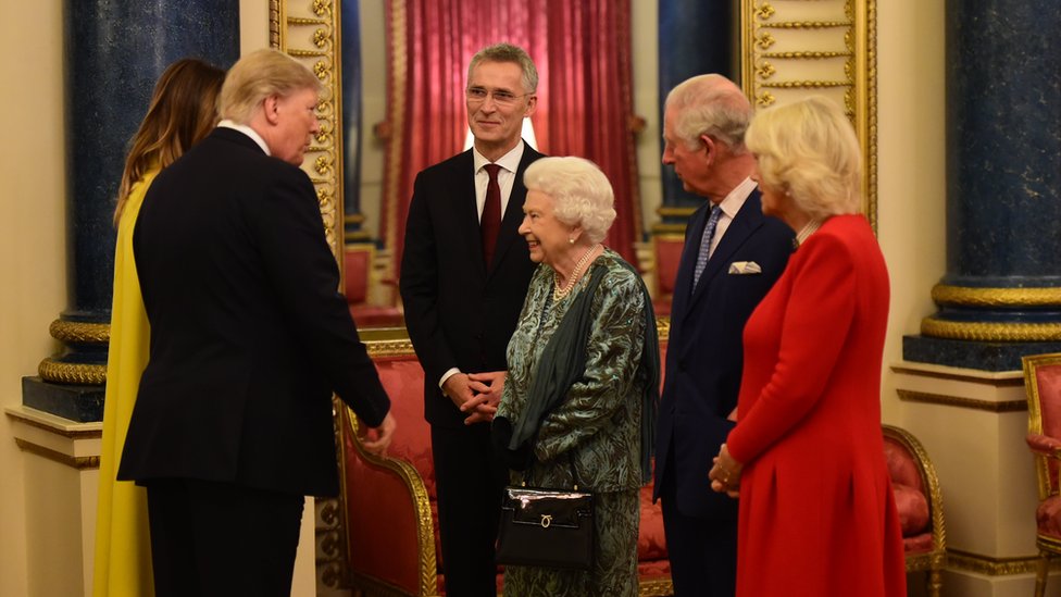Королева разговаривает с президентом США Дональдом Трампом и женой Меланией во время приема для лидеров НАТО в Букингемском дворце