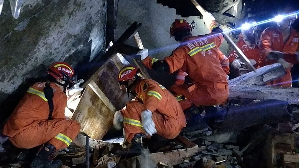 Спасатели ищут выживших в обломках здания в Ибинь, на юго-западе китайской провинции Сычуань, 18 июня 2019 г.