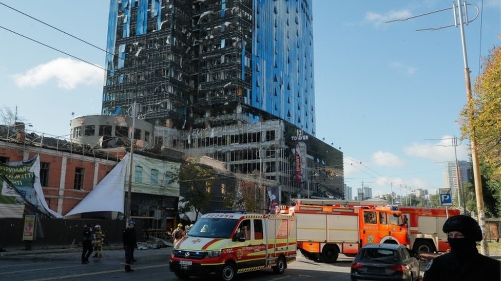 Una torre alta de la ciudad de Kyiv con daños