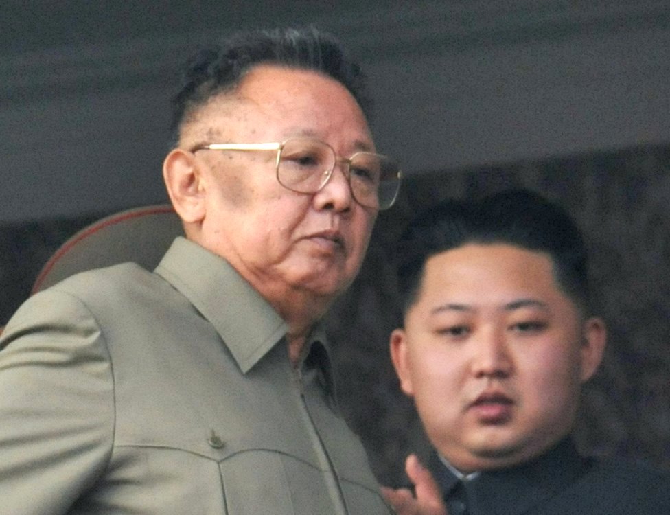 El fallecido líder de Corea del Norte, Kim Jong-il (i), con su hijo, Kim Jong-un.