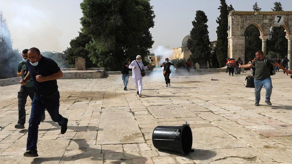 أطلقت الشرطة الإسرائيلية قنابل صوت ودخان