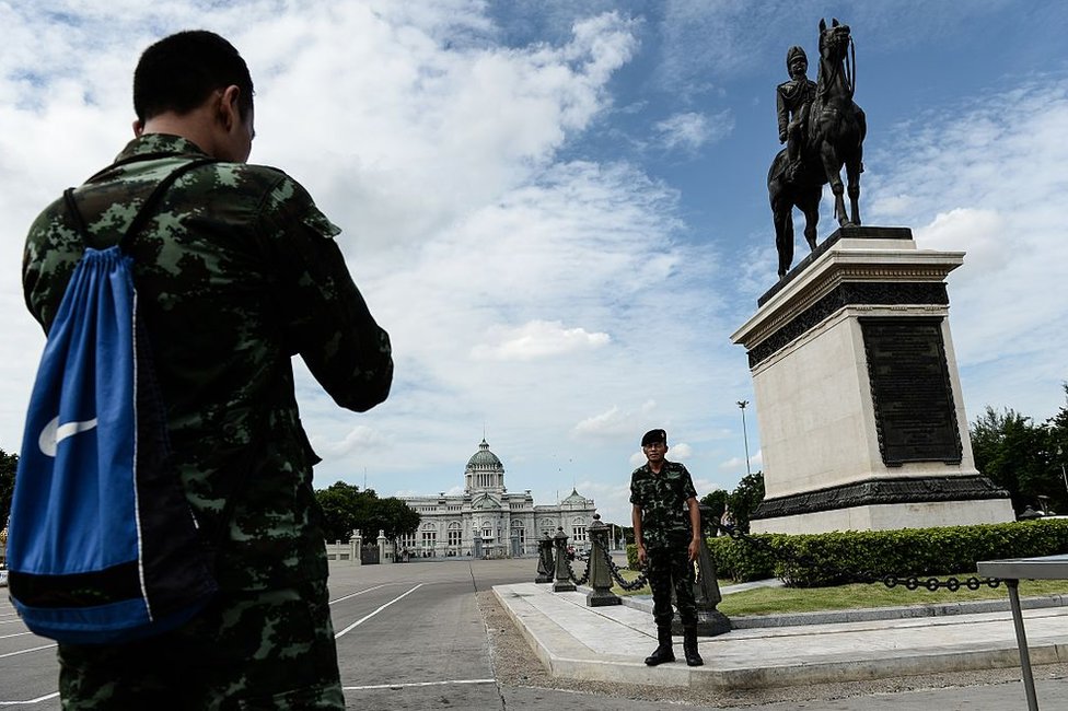 Солдаты фотографируются перед статуей короля Рамы V и тронным залом Ананта Самакхом на следующий день после скандального референдума по конституции в Бангкоке 8 августа 2016 года.