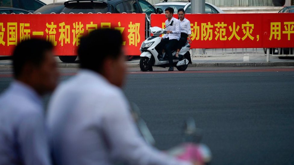 Las exportaciones ayudan a hacer de China socio comercial preferente de Latinoamérica. Chinos en motocicleta.