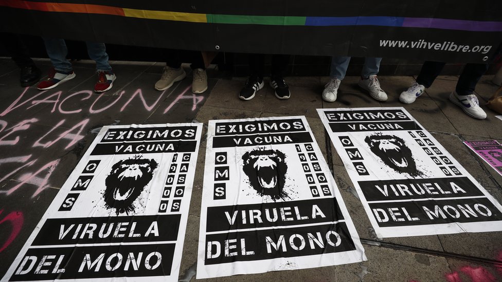 Un grupo de personas en una manifestación para exigir vacunas contra la viruela del mono frente a la Secretaría de Salud en Ciudad de México.