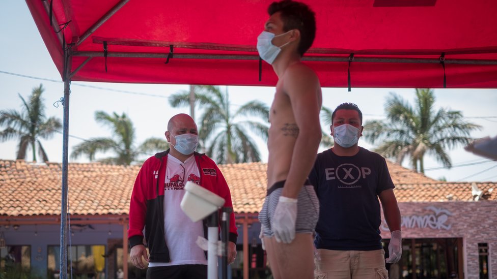 Промоутер по боксу из Никарагуа Росендо Альварес наблюдал за взвешиванием в маске