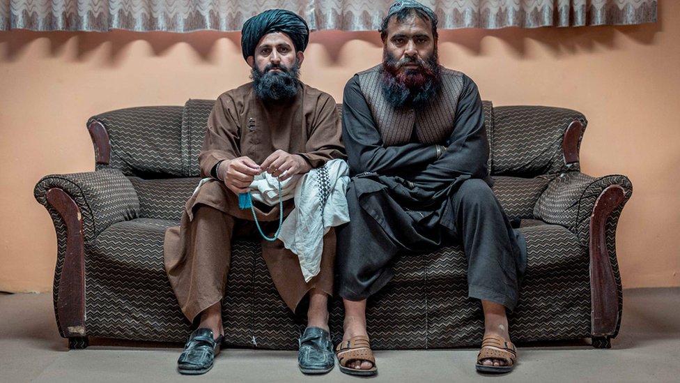 Bari y Sultan en un sofá, posando para la BBC.