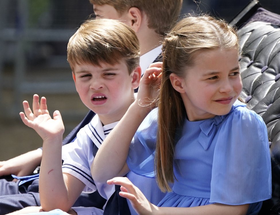 Prinčevi Džordž i Luis i princeza Šarlot mašu iz kočije tokom parade