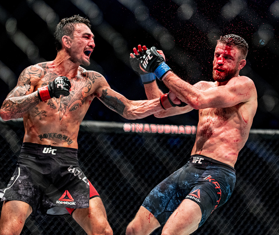 Maks Holovej (levo) udara Kalvina Katara tokom borbe u okviru šampionata UFC u lakoj kateforiji u Abu Dabiju. Holovej je dobio meč jednoglasnom odlukom sudija.