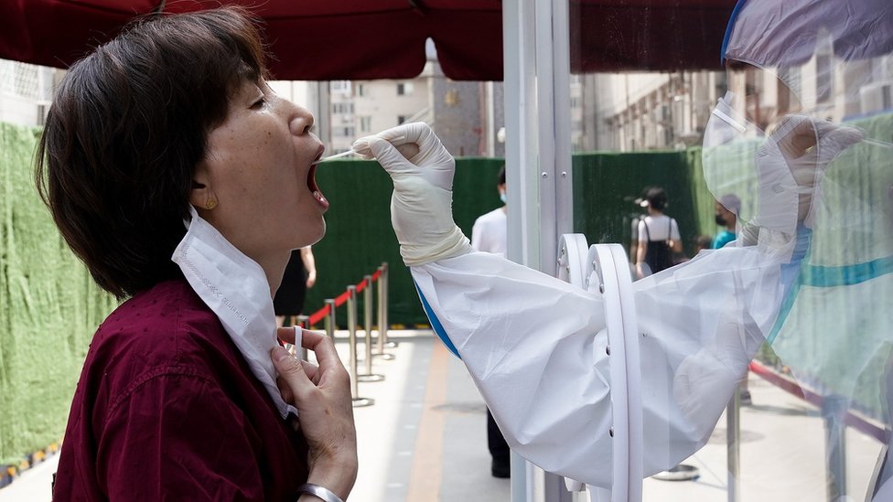 北京普仁醫院外一名路人讓醫護人員採集咽拭子樣本（14/7/2020）