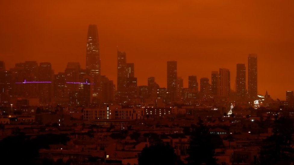 Una vista de San Francisco con cielo rojizo