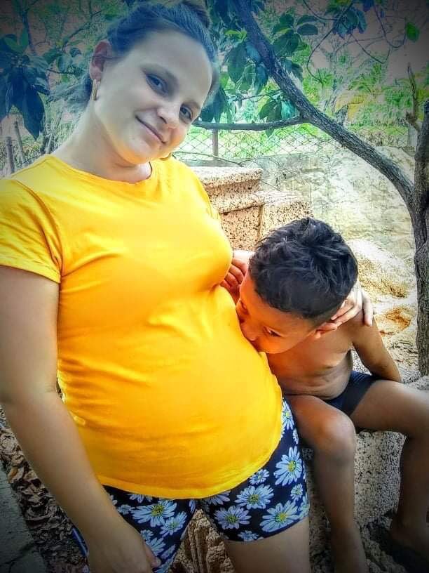 Family photo of a pregnant Lydda Rivero and her four-year-old son