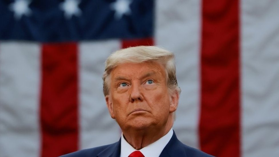 Retrato de Donald Trump com a bandeira americana ao fundo