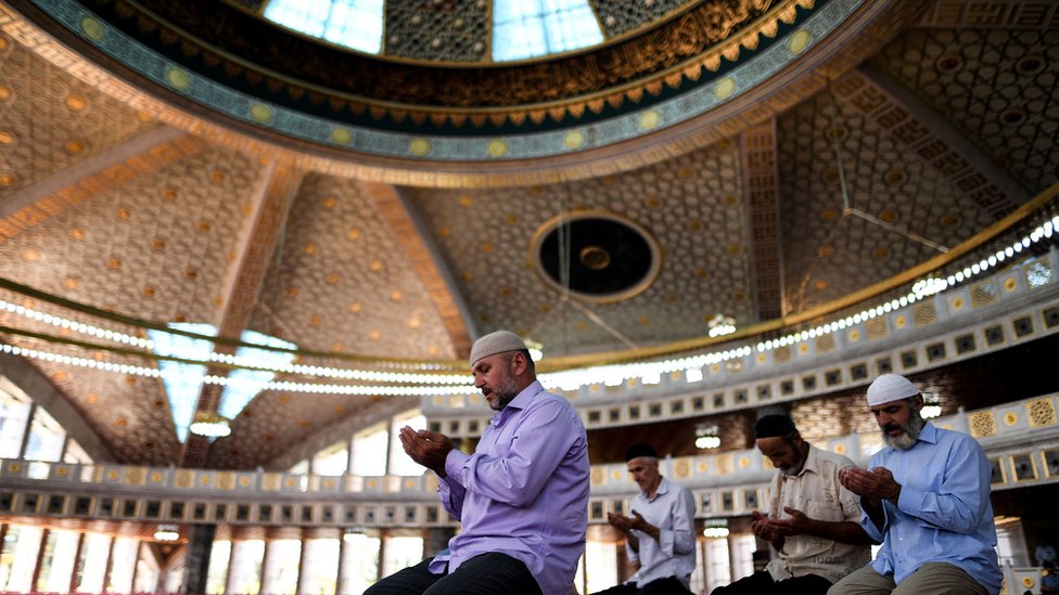 Con la caída de la URSS, movimientos islamistas locales ?en ocasiones forzados a huir de sus países de origen? empezaron a converger con el yihadismo internacional que había sido espoleado por la guerra de Afganistán. Musulmanes en Chechenia