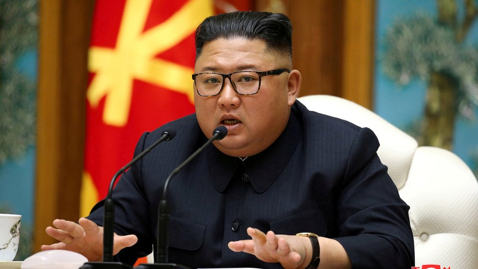 Ким Чен Ын на заседании Политбюро 11 апреля