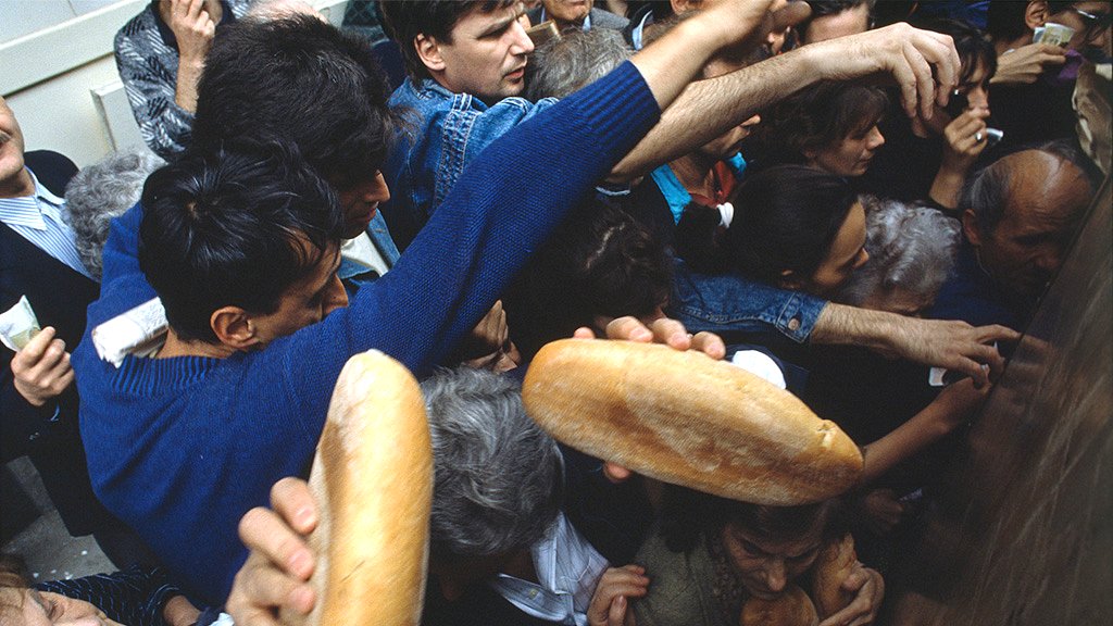 U redovima za ograničene zalihe hrane tokom opsade Sarajeva, 1992