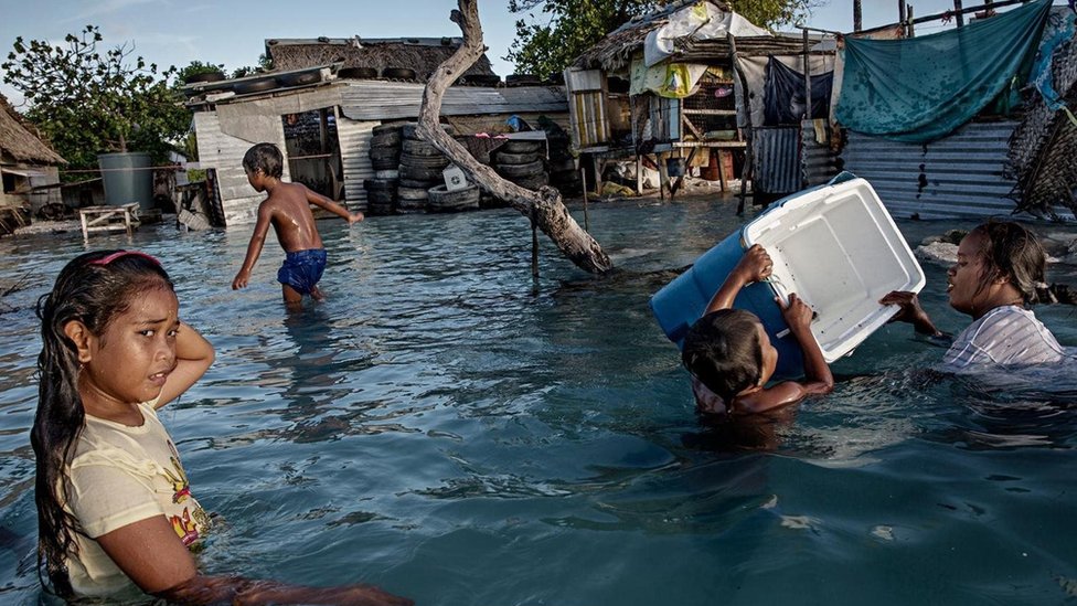 يُتوقع أن يكون ارتفاع مستوى مياه المحيط هو سبب المعاناة الأكبر لأبناء الجيل الجديد من سكان كيريباتي عندما يبلغ عمرهم 22 عاما في المتوسط