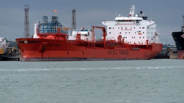 Supertanque petrolero navegando el mar