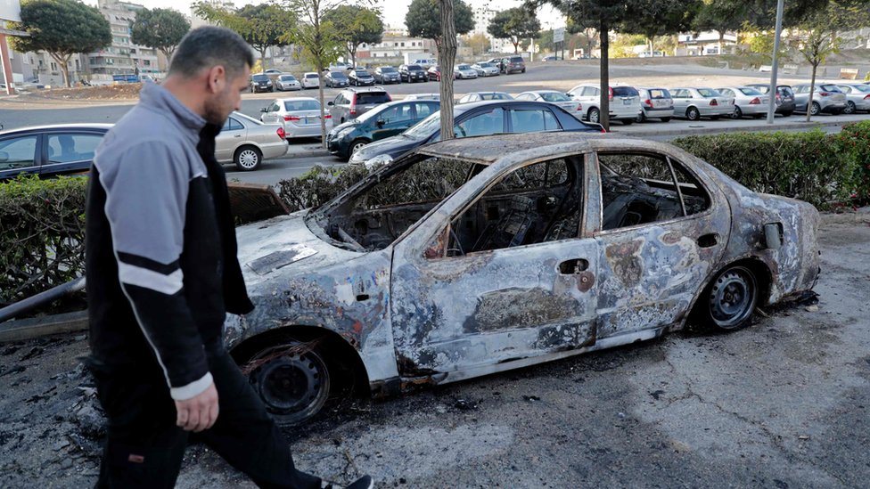 Сгоревшая машина в центре Бейрута 17 декабря 2019 года
