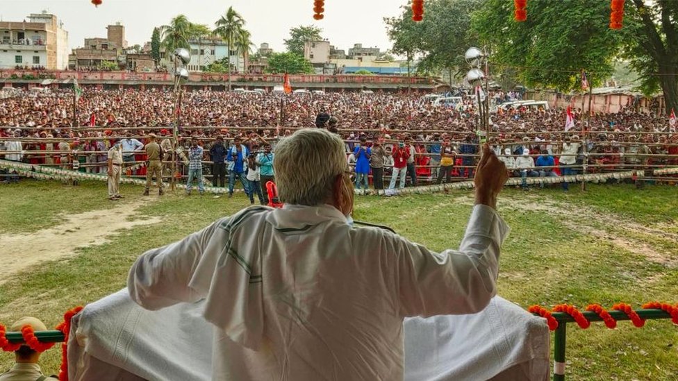 Главный министр Бихара Нитиш Кумар выступает на митинге предвыборной кампании перед выборами Ассамблеи Бихара 22 октября 2020 года в Хасанпуре, Индия.