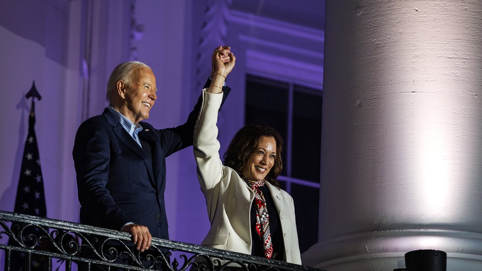 WASHINGTON, DC - JULY 04: President Joe Biden and Vice President Kamala Harris join hands in the air after watching the fireworks on the National Mall with First Lady Jill Biden and Second Gentleman Doug Emhoff from the White House balcony during a 4th of July event on the South Lawn of the White House on July 4, 2024 in Washington, DC. The President is hosting the Independence Day event for members of the military and their families. (Photo by Samuel Corum/Getty Images)