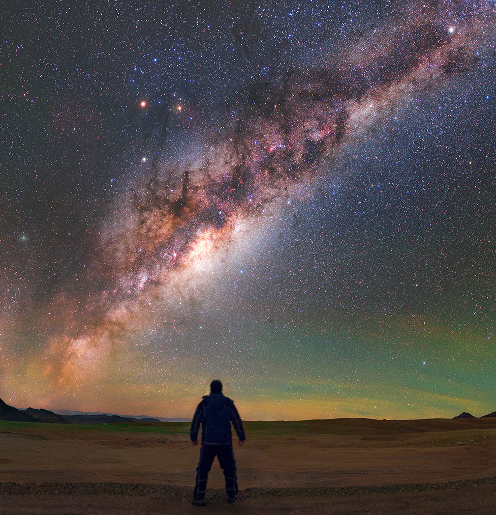 Un hombre viendo la Vía Láctea